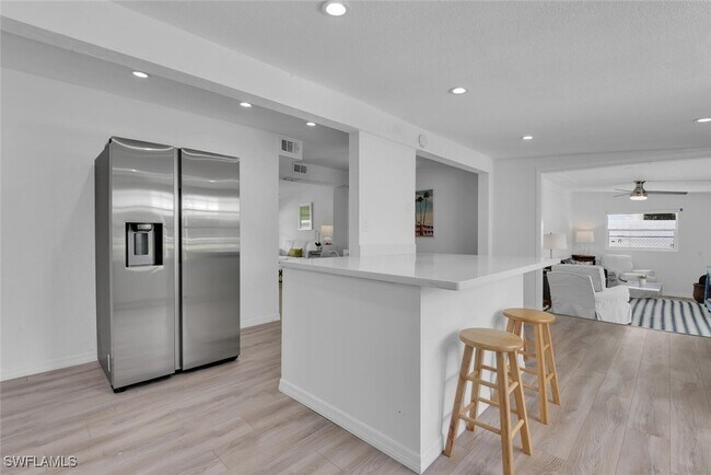 Foto del edificio - 2048 Holiday Ln
