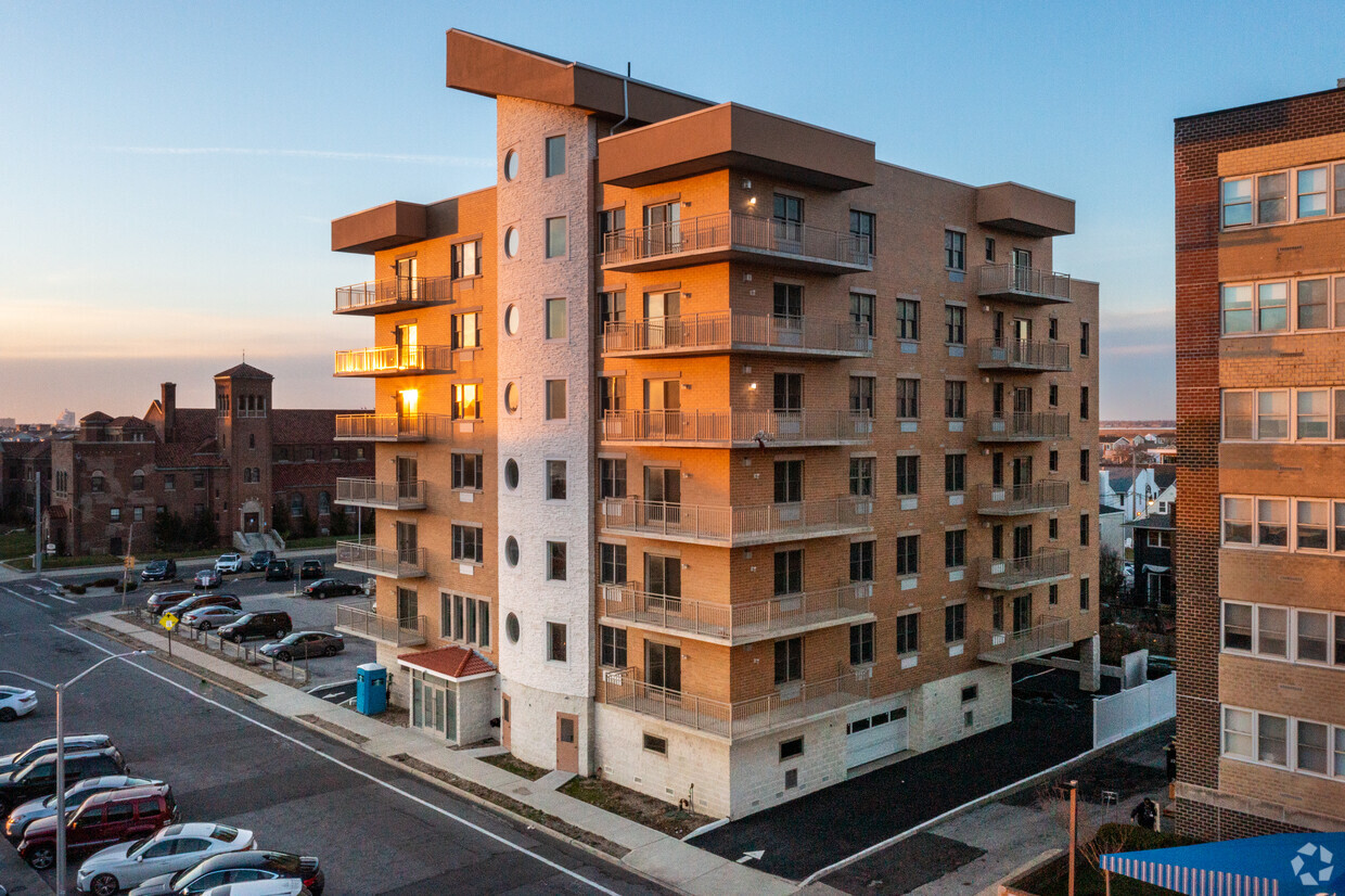 Building Photo - 661 W Broadway