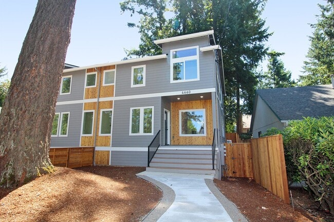 Building Photo - 4660-4660 SW Fairvale Ct