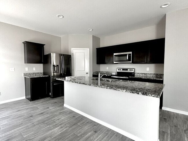 Foto del edificio - Mission Royal Resort Living Community! 5bd 3ba! Golf Course & Water Park!