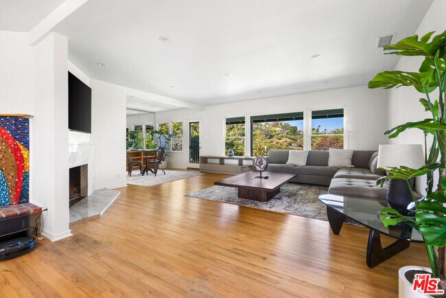 Building Photo - 300 Bellino Dr