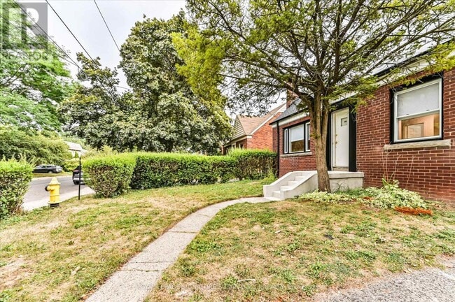 Building Photo - 19 Plaxton Dr