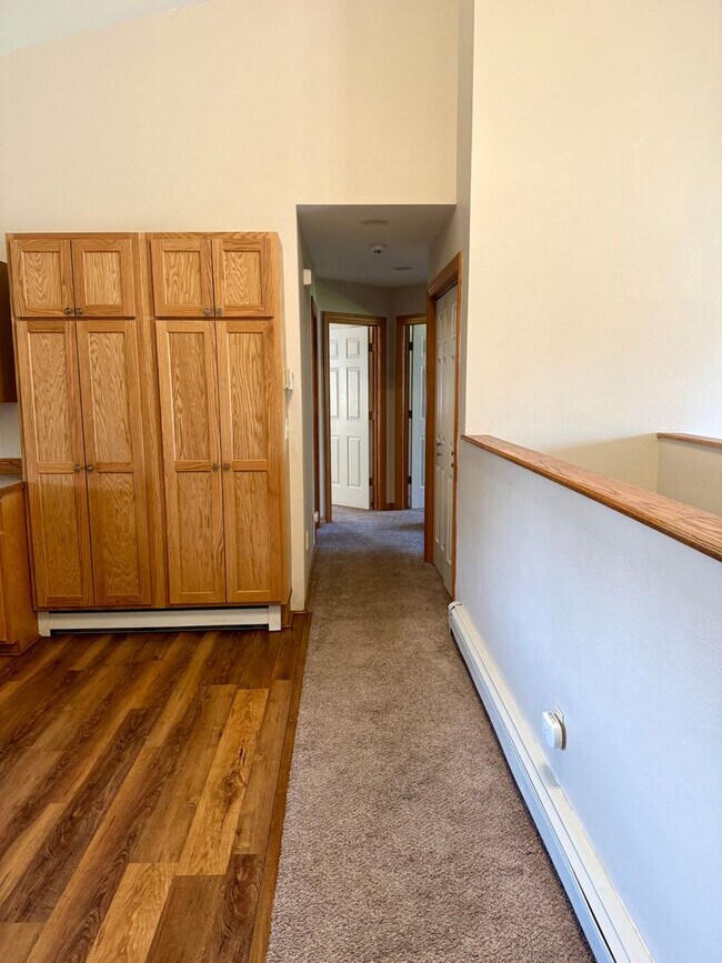 Foto del edificio - 6 bedroom 3 bath home in Belgrade with att...