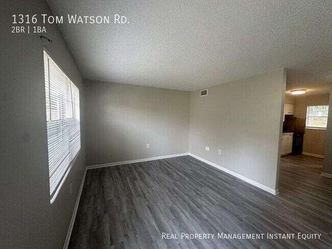 Foto del edificio - 1316 Tom Watson Rd