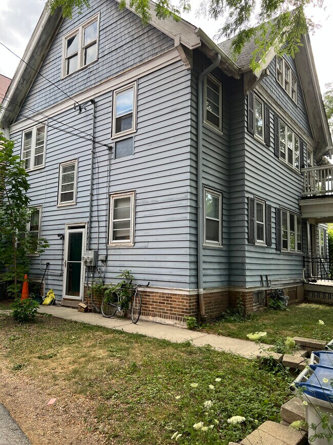 Foto del edificio - 2540 N Oakland Ave