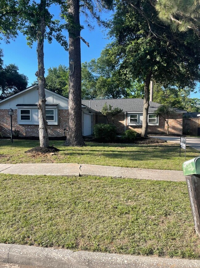Building Photo - 23918 Farm Hill Dr