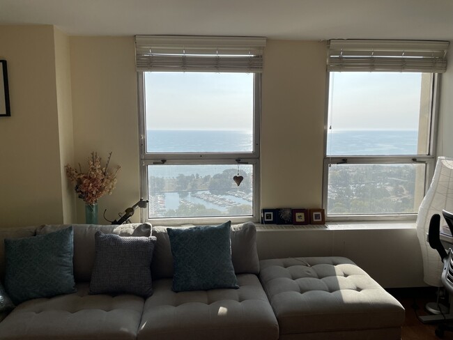 Foto del edificio - 2626 N Lakeview Ave