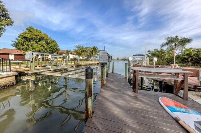 Building Photo - 396 Bayshore Dr