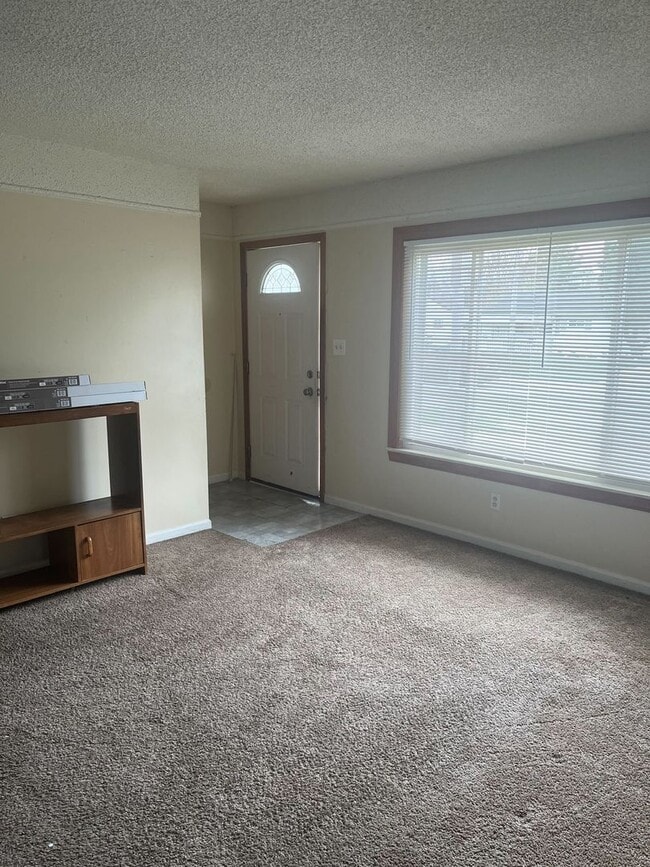 Building Photo - 2 Bedroom Bungalow - $1100