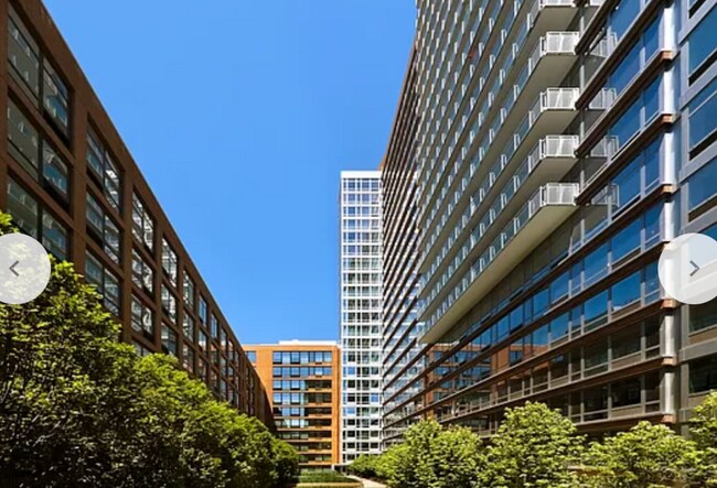 Building Photo - 450 W 17th St