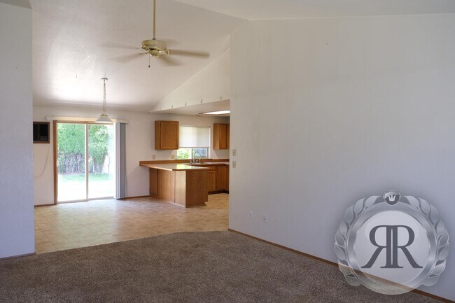 Foto del edificio - West Valley 2 Bedroom, 1 Bath Duplex