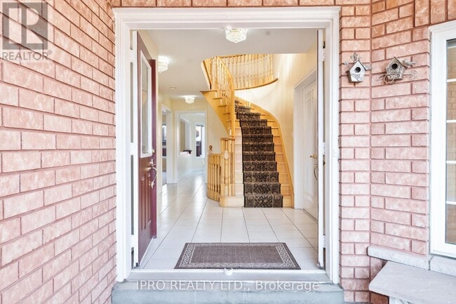 Building Photo - 285 Fernforest Dr