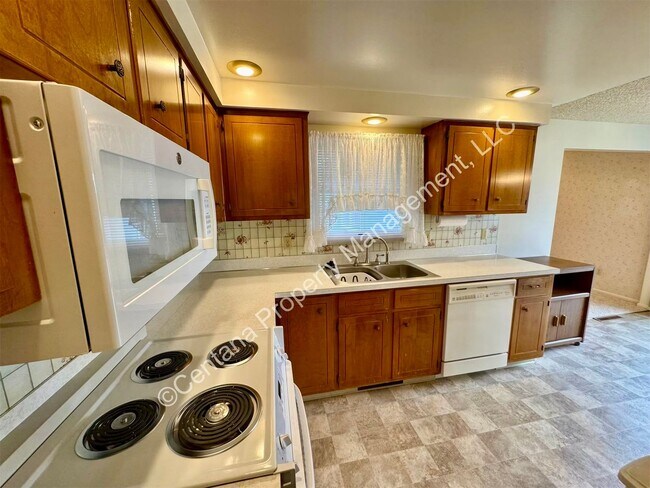 Foto del edificio - Large 3 Bedroom 2 Bath House w/Fenced Yard...