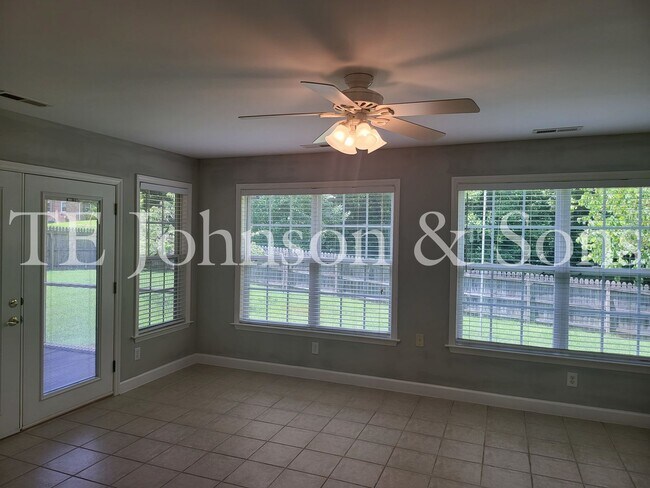 Foto del edificio - Charming 3BR Home with Bonus Room, Screened Deck & Two-Car Garage