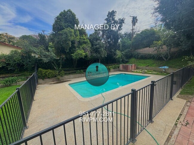 Building Photo - Charming Riverside Pool Home!