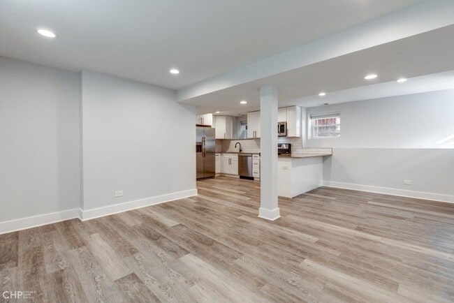 Building Photo - 4 bedroom in Chicago IL 60613