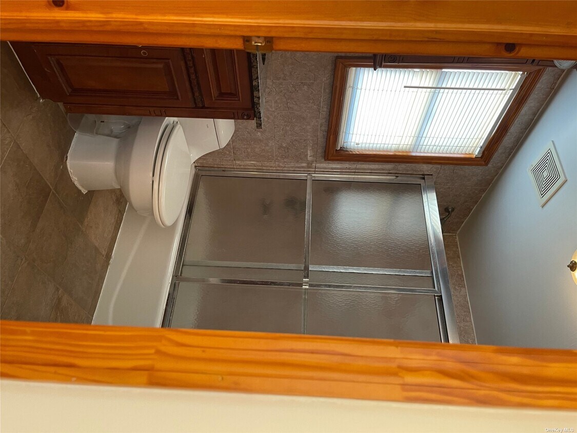 Foto del edificio - 249-07 Elkmont Ave