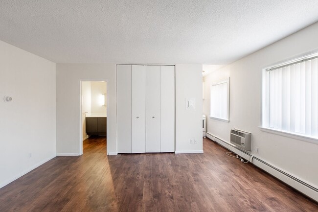 Interior Photo - 242 West Franklin Ave