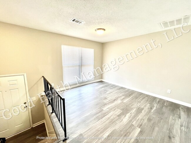 Building Photo - Available NOW! 4 Bedroom/2 Bath