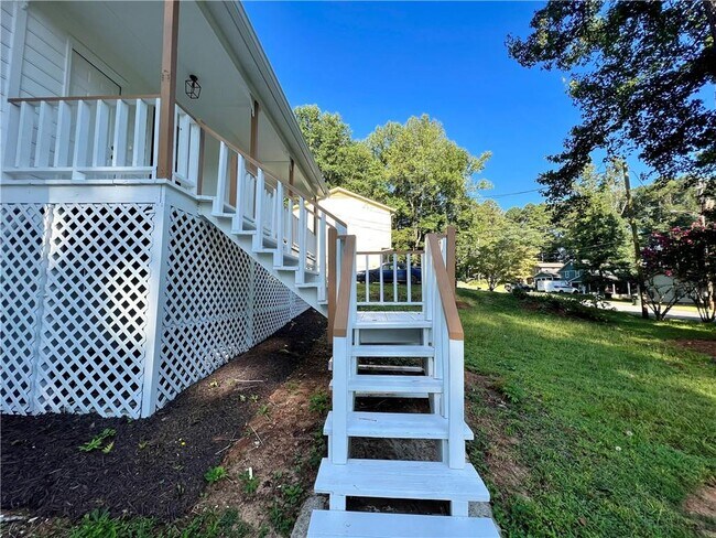Building Photo - 1807 Merry Oak Rd SW