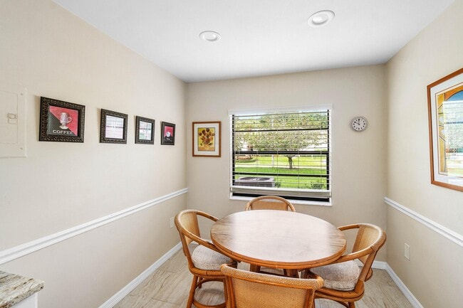 Building Photo - 24 Stratford Dr E