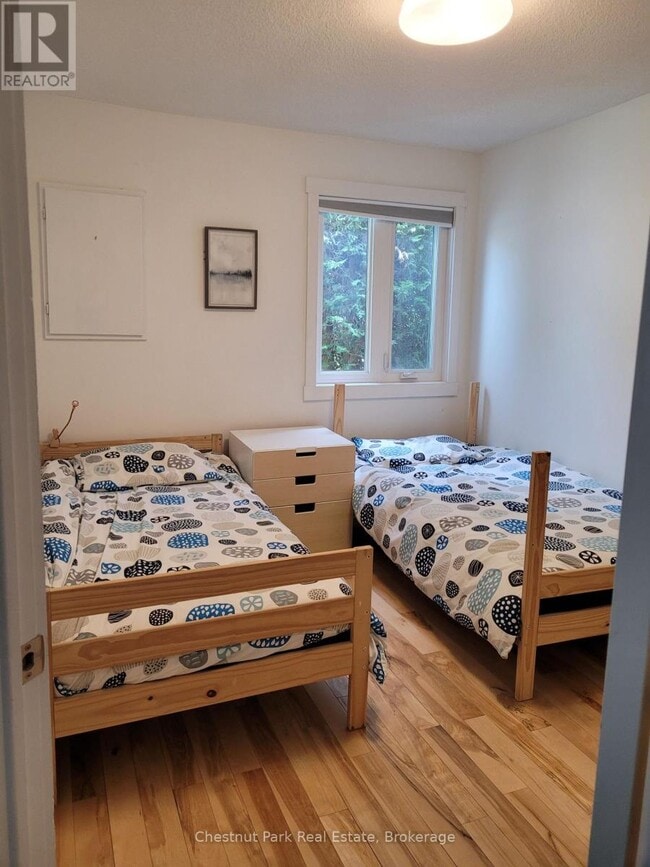 Photo du bâtiment - 100 Fairway Crescent