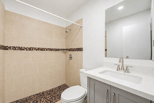 Building Photo - 2126 Quail Valley E Dr