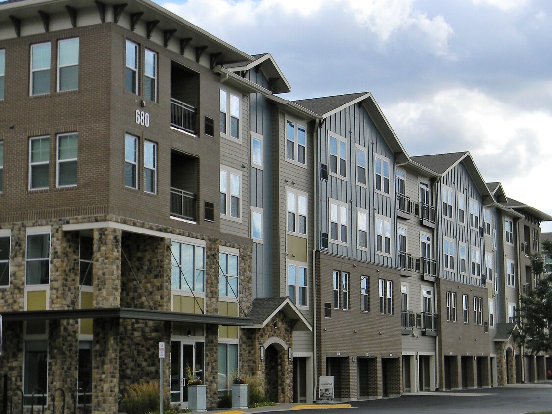 Primary Photo - 690 E Algonquin Rd