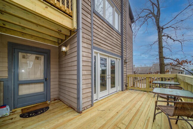 Building Photo - 302 Heights Dr