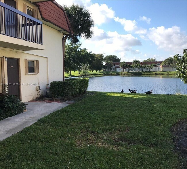 Foto del edificio - 10008 NW 6th St