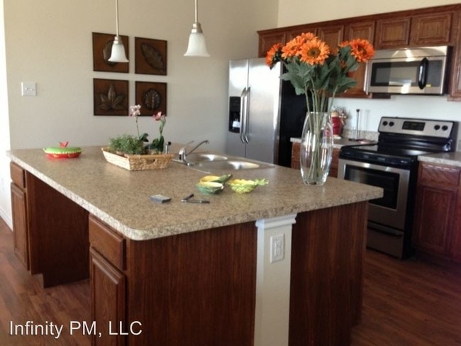 Building Photo - 3 br, 2 bath Apartment - 1070 Newcastle Drive