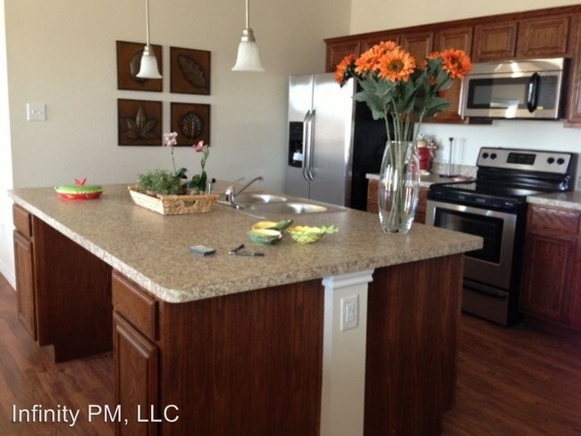 Foto del edificio - 3 br, 2 bath Apartment - 1070 Newcastle Drive