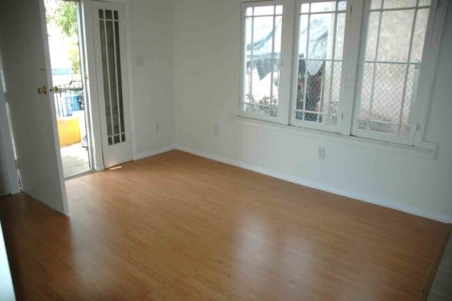 Foto del edificio - 3740 Maple Ave