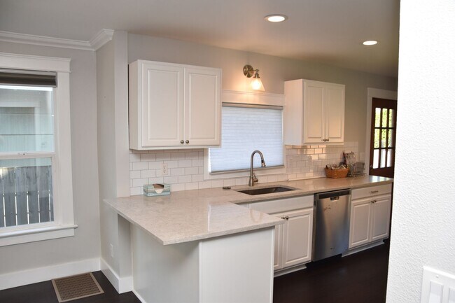 Building Photo - Proctor District 2 Bedroom 1.75 Bathroom H...