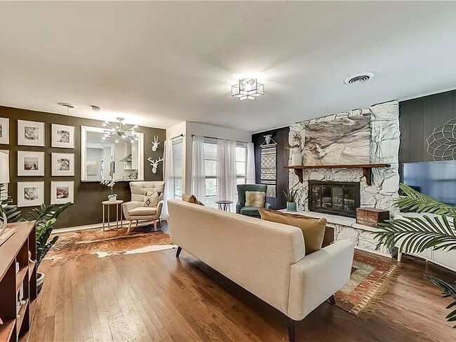 Building Photo - 2124 Forest Oaks Dr