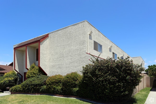 Building Photo - 10660 Oak St