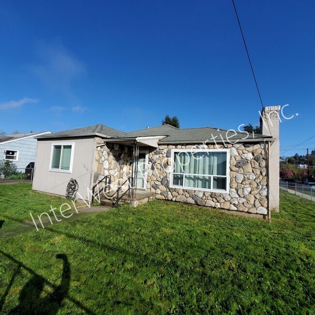 Building Photo - 3+bd 1.5 ba Single Level West Salem Home w...