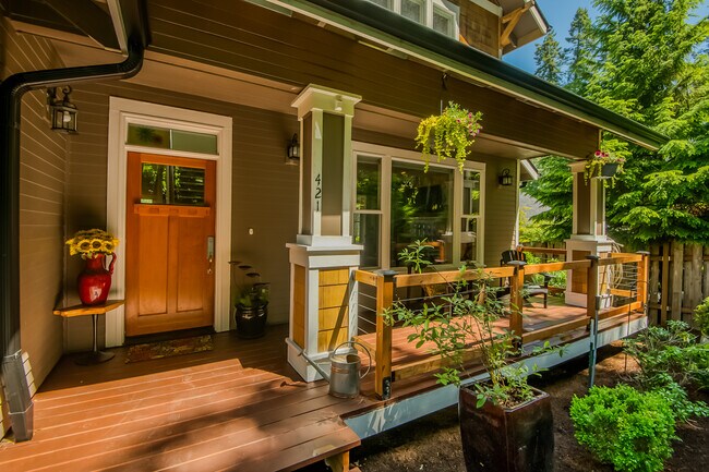 CASA PRINCIPAL - PORCHE DELANTERO - 421 5th Ave