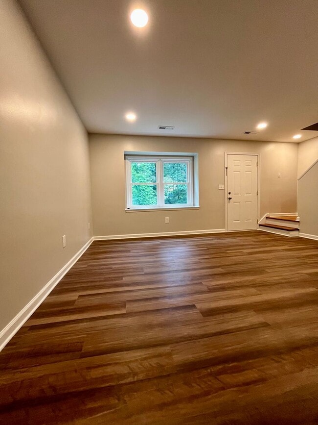 Building Photo - Fully Remodeled 2 Bedroom, 1.5 Bath Home