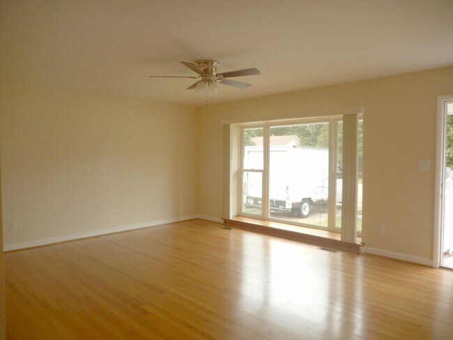 Foto del edificio - 120 Latham Dr