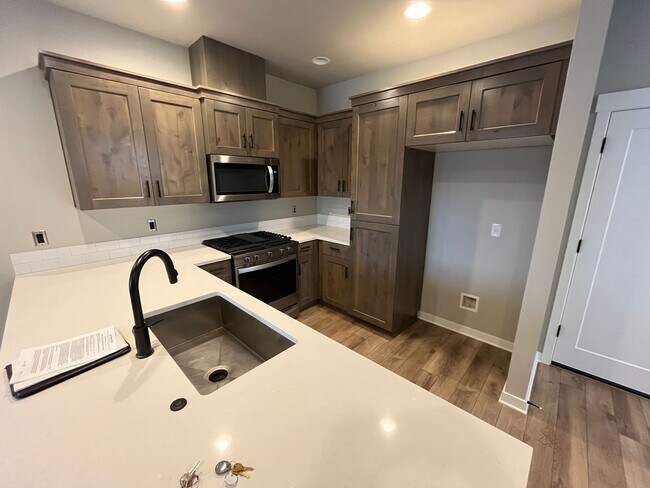 Foto del edificio - 3 Bed/2.5 Bath Pahlisch Townhome in SW Red...