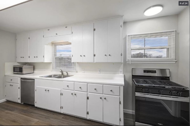 Building Photo - 525 S Weller Ave
