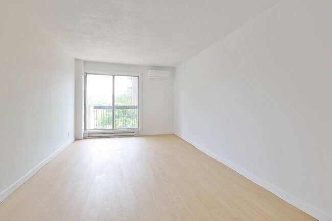 Building Photo - 1620 Av. Victoria