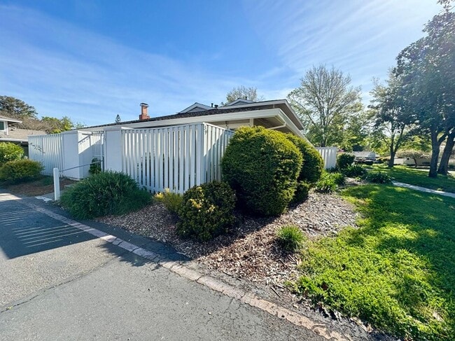 Building Photo - Beautifully Renovated Two Bedroom Napa Condo