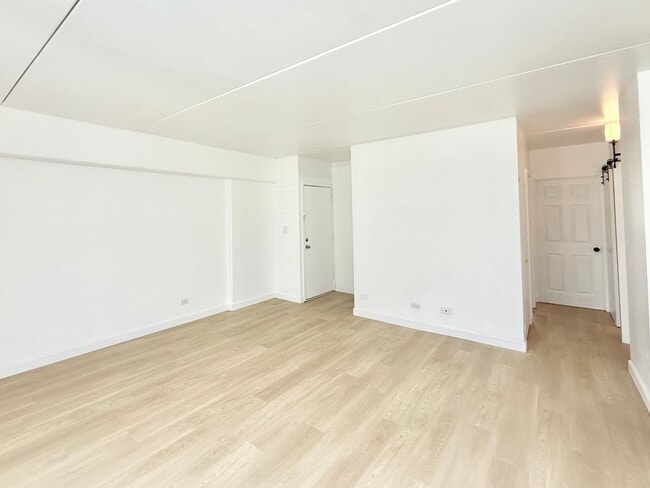 Building Photo - Renovated 2br/1ba/1pkg Condo with Amazing Mountain Views