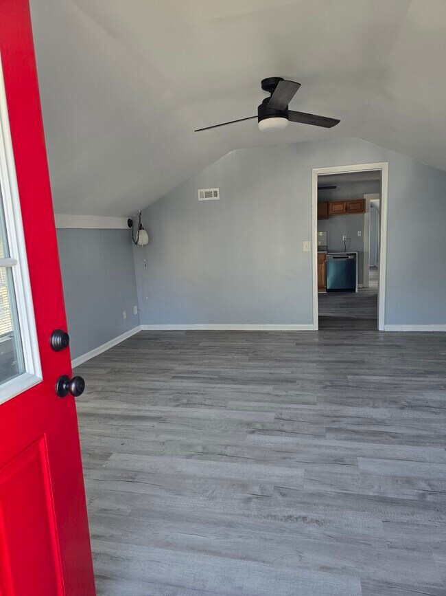 Foto del edificio - BEAUTIFULLY RENOVATED 2 BEDROOMS WITH BALCONY