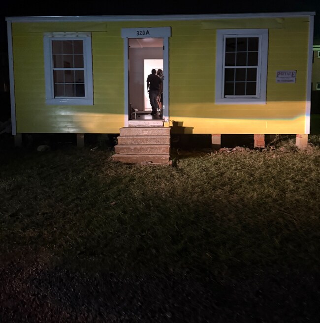 Foto del edificio - 320 W College St