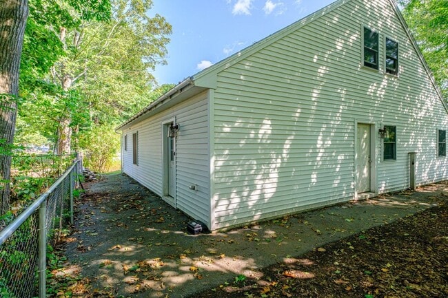 Building Photo - 22 Cedar St