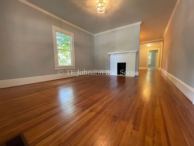 Building Photo - Charming 3 Bedroom 2 Bath Newly Renovated!
