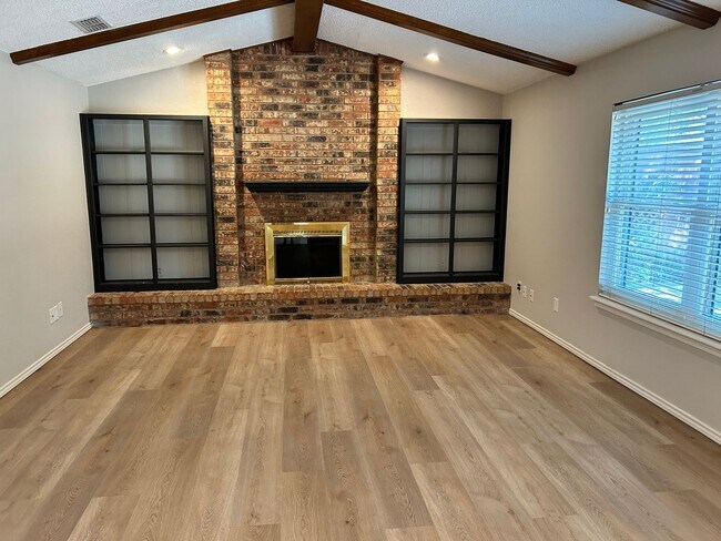 Building Photo - Self Showing - 3 Bedroom 2 bathroom